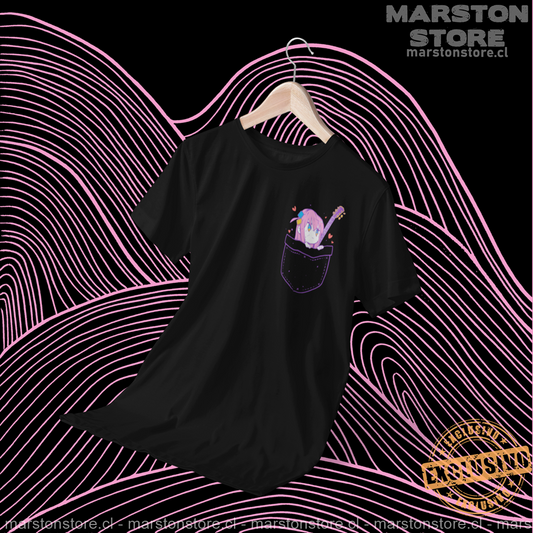 Polera negra de Bocchi the Rock! con Hitori Gotoh y diseño de bolsillo