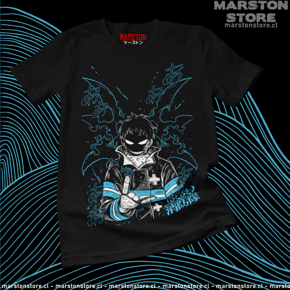 Polera negra de Fire Force con Shinra Kusakabe