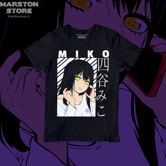Polera negra de Mieruko-chan con Miko Yotsuya