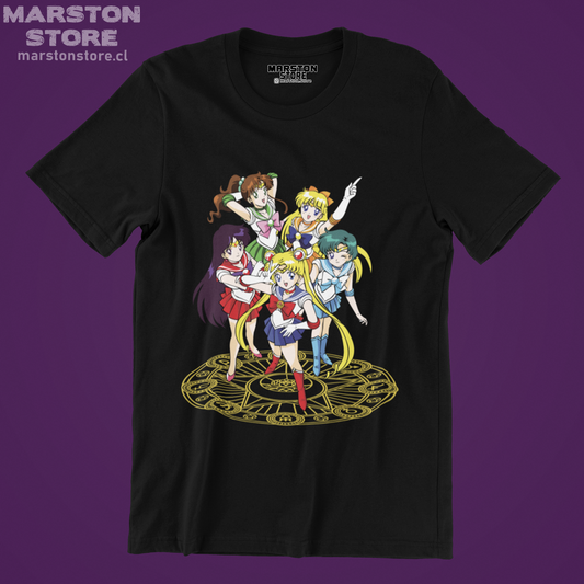 Polera negra de Sailor Moon con diseño anime