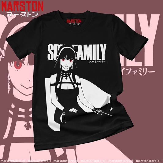 Polera negra de Spy × Family con Yor Forger