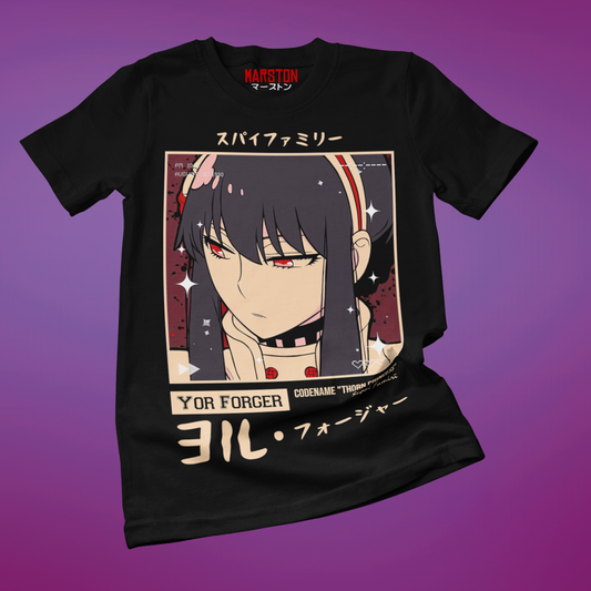 Polera negra de Spy x Family con Yor Forger
