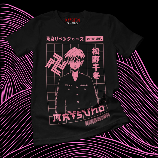 Polera negra de Tokyo Revengers con Chifuyu Matsuno