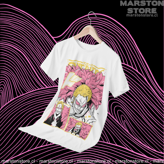 Polera blanca One Piece con diseño de Donquixote Doflamingo
