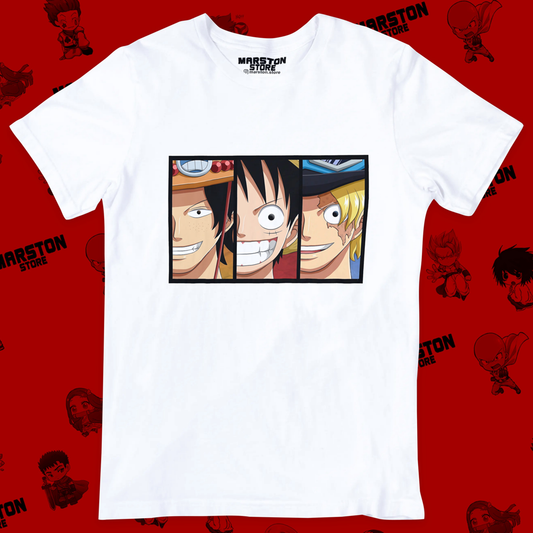 Polera blanca One Piece con Monkey D. Luffy, Portgas D. Ace y Sabo