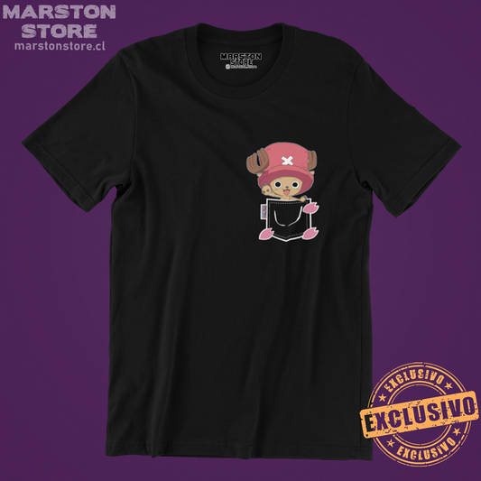 Polera negra One Piece con diseño de Tony Tony Chopper en el bolsillo