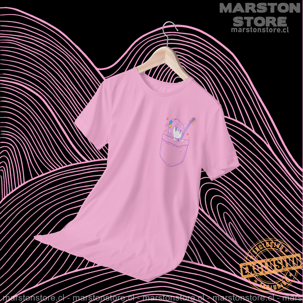 Polera rosada de Bocchi the Rock! con Hitori Gotoh y diseño de bolsillo