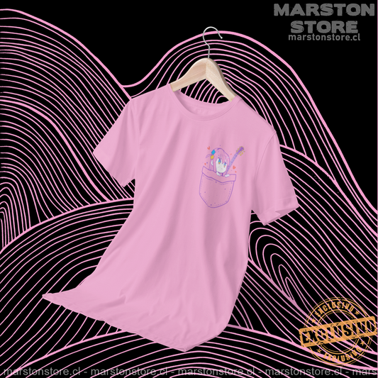 Polera rosada de Bocchi the Rock! con Hitori Gotoh y diseño de bolsillo