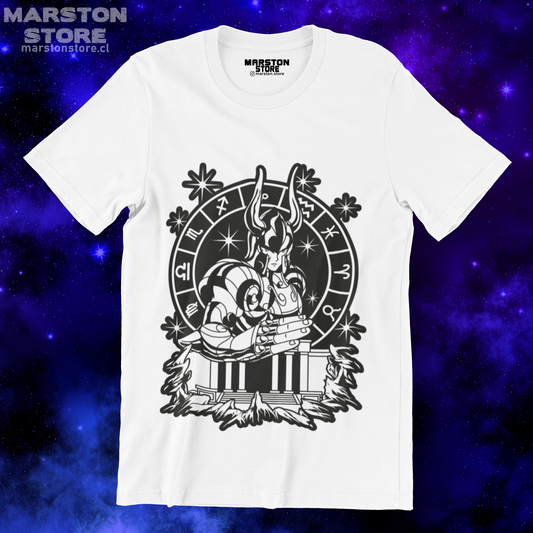 Polera blanca de Saint Seiya / Los Caballeros del Zodiaco con diseño de Capricornio
