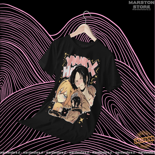 Polera negra Shingeki no Kyojin con Historia Reiss y Ymir