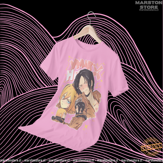 Polera rosada Shingeki no Kyojin con Historia Reiss y Ymir