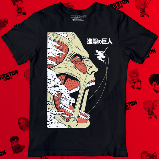 Polera negra con diseño de Shingeki no Kyojin