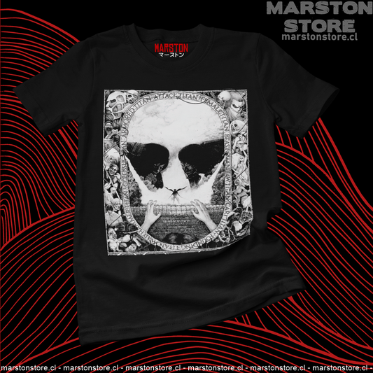 Polera negra con diseño de Shingeki no Kyojin