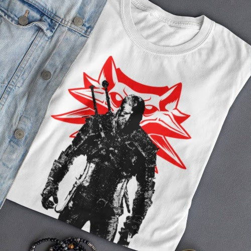 Polera blanca con diseño de The Witcher