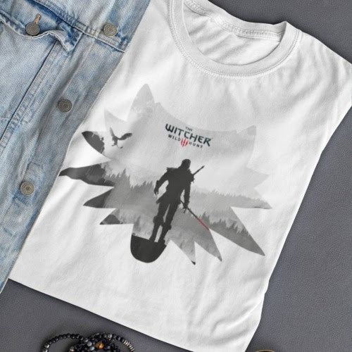 Polera blanca con diseño de The Witcher